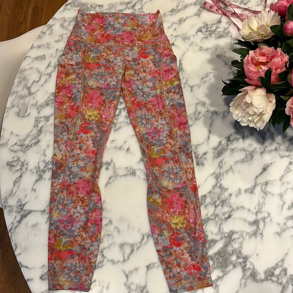 Lululemon Floral Leggings 25” Inseam Size 4